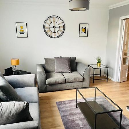Spacious Wolverhampton Home: Contractor-Friendly with Garden & Parking Exterior photo