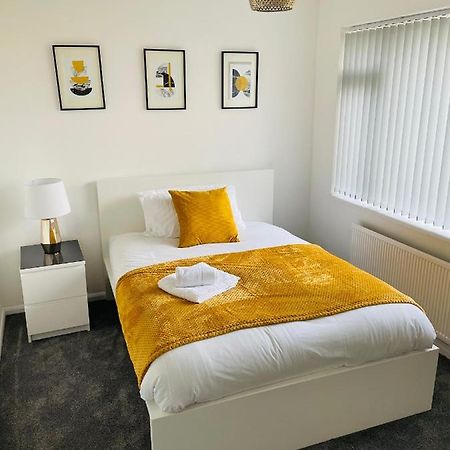 Spacious Wolverhampton Home: Contractor-Friendly with Garden & Parking Exterior photo