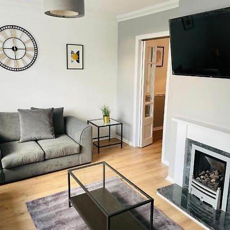 Spacious Wolverhampton Home: Contractor-Friendly with Garden & Parking Exterior photo