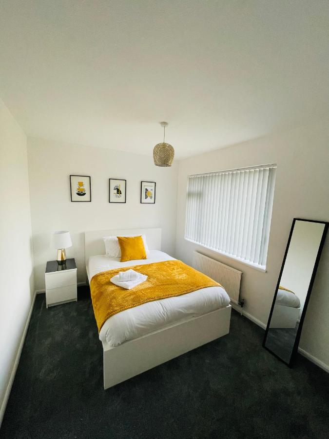 Spacious Wolverhampton Home: Contractor-Friendly with Garden & Parking Exterior photo