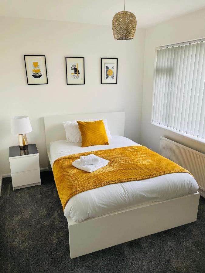 Spacious Wolverhampton Home: Contractor-Friendly with Garden & Parking Exterior photo