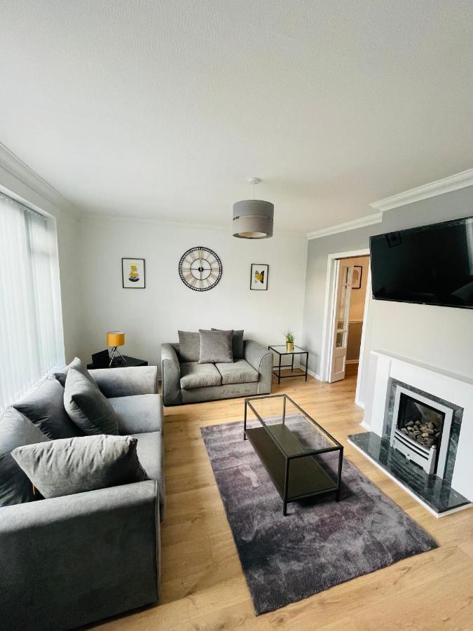 Spacious Wolverhampton Home: Contractor-Friendly with Garden & Parking Exterior photo
