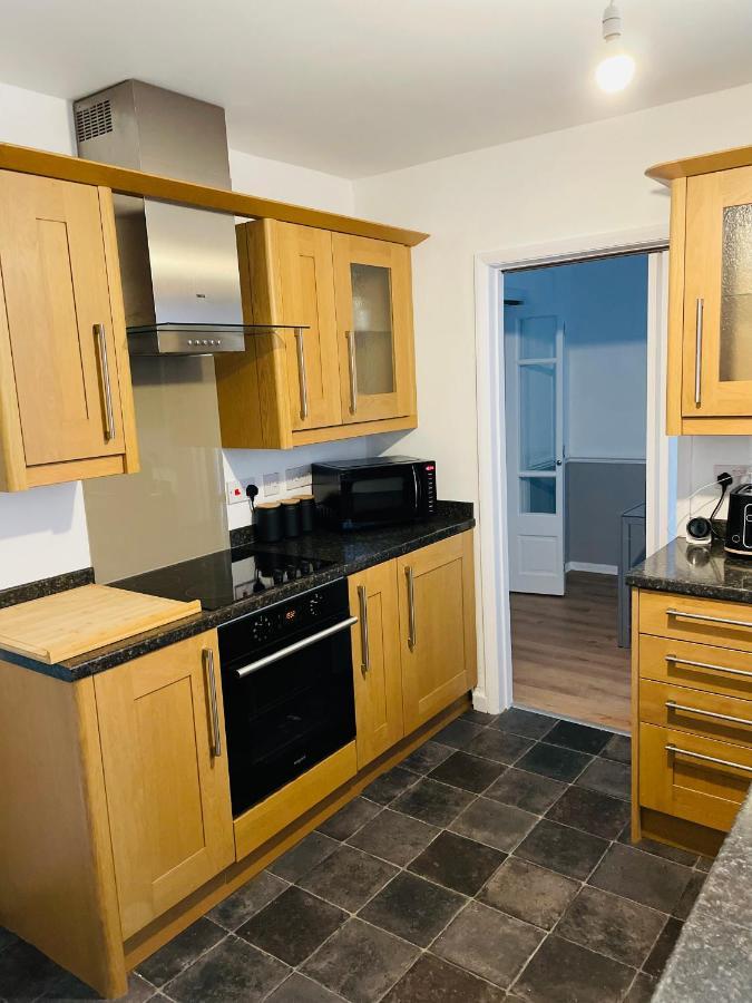 Spacious Wolverhampton Home: Contractor-Friendly with Garden & Parking Exterior photo