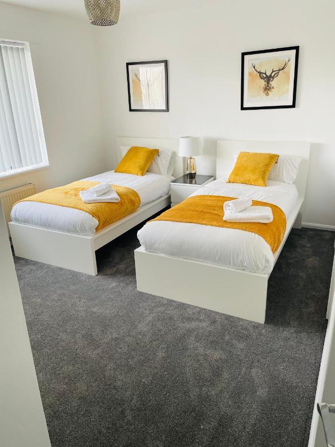 Spacious Wolverhampton Home: Contractor-Friendly with Garden & Parking Exterior photo