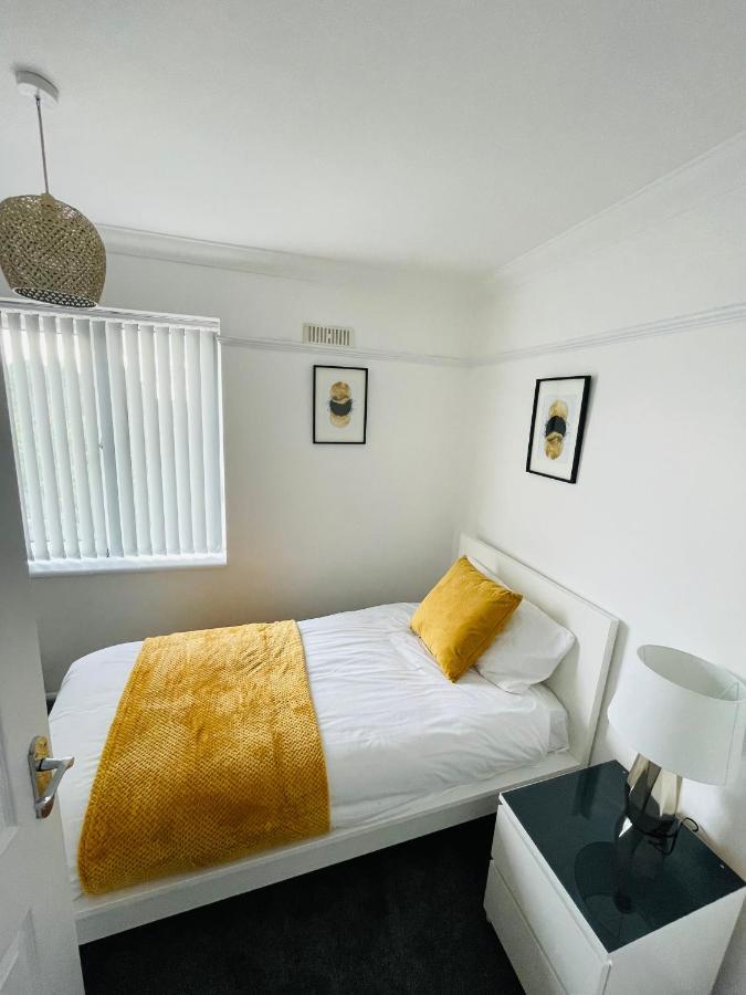 Spacious Wolverhampton Home: Contractor-Friendly with Garden & Parking Exterior photo