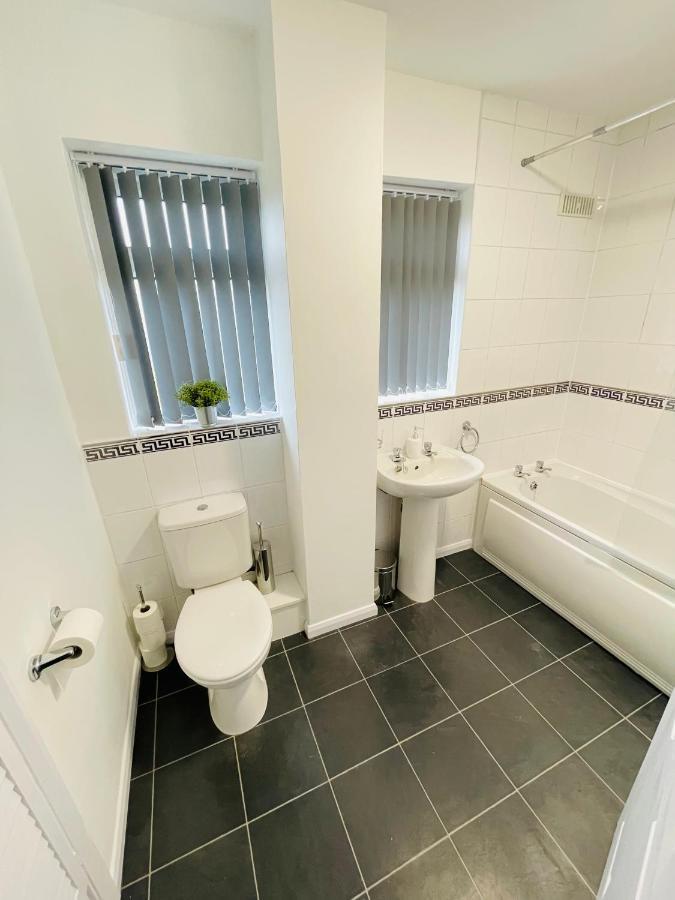 Spacious Wolverhampton Home: Contractor-Friendly with Garden & Parking Exterior photo