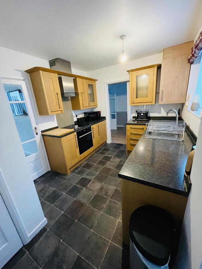 Spacious Wolverhampton Home: Contractor-Friendly with Garden & Parking Exterior photo