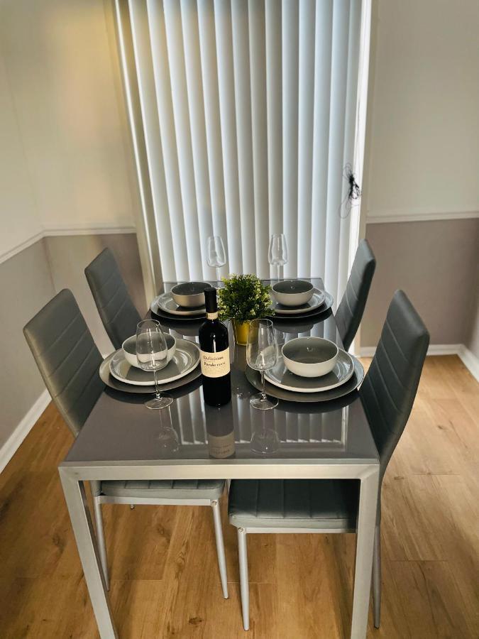 Spacious Wolverhampton Home: Contractor-Friendly with Garden & Parking Exterior photo