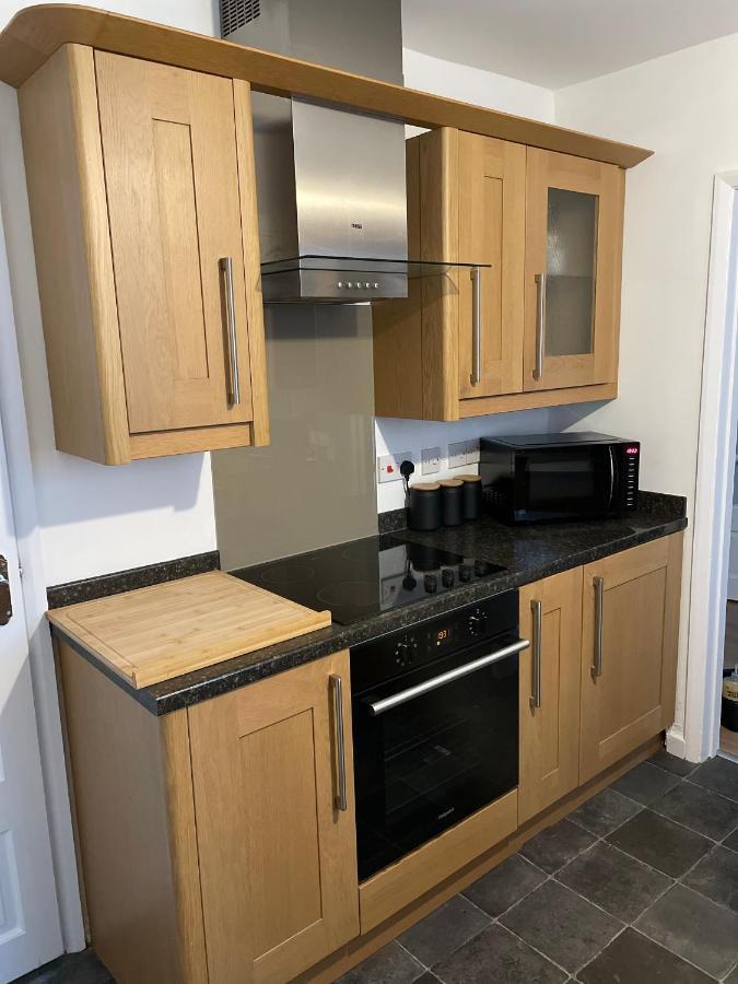 Spacious Wolverhampton Home: Contractor-Friendly with Garden & Parking Exterior photo